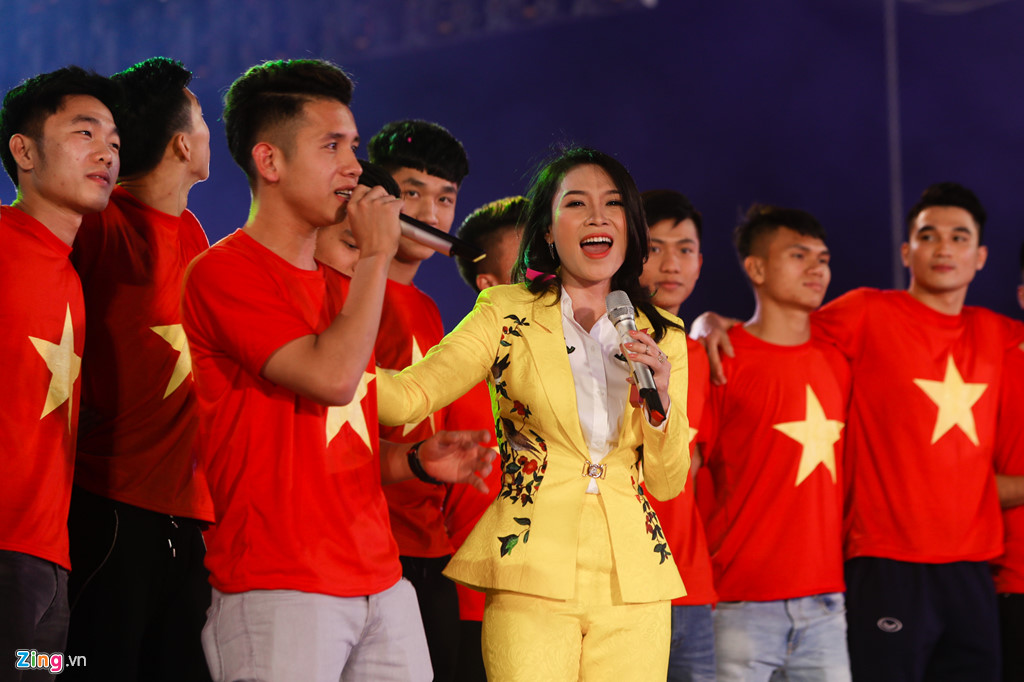 Mỹ Tâm cười tươi khi được Công Phượng tặng son